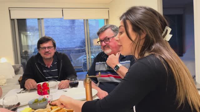 Австралийка готовит блюда русской/украинской кухни и устраивает вечеринку смотреть онлайн