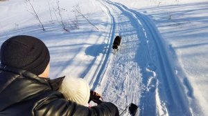 Отличная погода, внучка с папой катаются с горки на снегокате