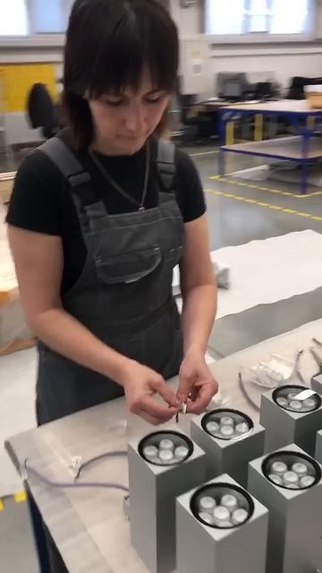 Сотрудница подготавливает к упаковке 💡 светильники смотреть онлайн