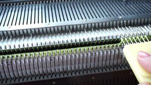 Как быстро перенести петли с одной на другую фонтуру. Машинное вязание.