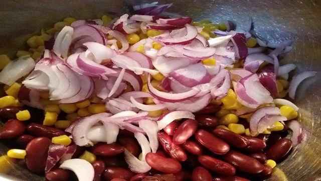 Салат  из куриного филе и фасоли