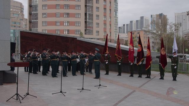 Возложение цветов к Стеле Трудовой Доблести в Екатеринбурге 5 мая 2025 года.