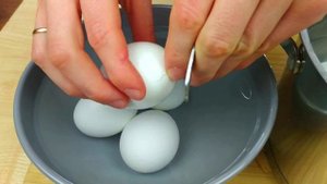 Как варить яйца, чтобы они не треснули и очень легко чистились