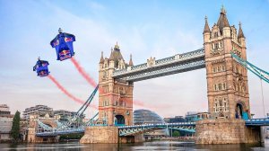 Пролетая Под Тауэрским Мостом В Лондоне (Впервые В Мире) (Ред Булл | Red Bull)