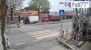 Девушка бросила скутер и убежала от большегруза