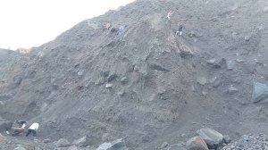 Строительство, шахтёры сбрасывают песок и камни со стен карьера