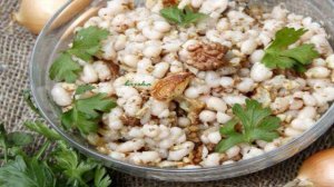 Салат из белой фасоли, лука и орехов