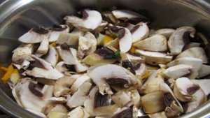 Сливочный суп с грибами и кабачком