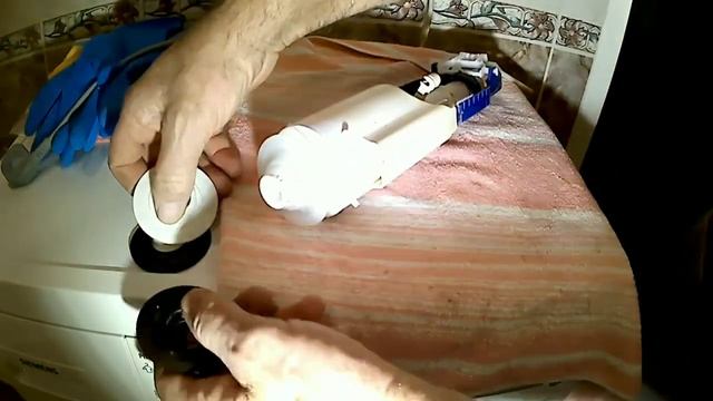 Течет вода в унитаз. Есть очень простое и дешёвое решение.