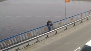 Сотрудник МЧС Тувы спас девушку, готовившуюся к прыжку с моста в Кызыле, столице Республики Тыва.
