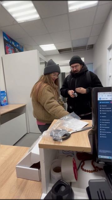 Они одинаковые #пара #женатые #общение #работа #очки #за смотреть онлайн