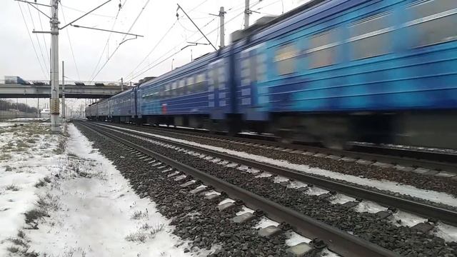 Электропоезда ЭД4М-0401 "РЭКС" и ЭД2Т-0007 следуют у пл. Вешняки.