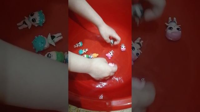 Куклы купаются