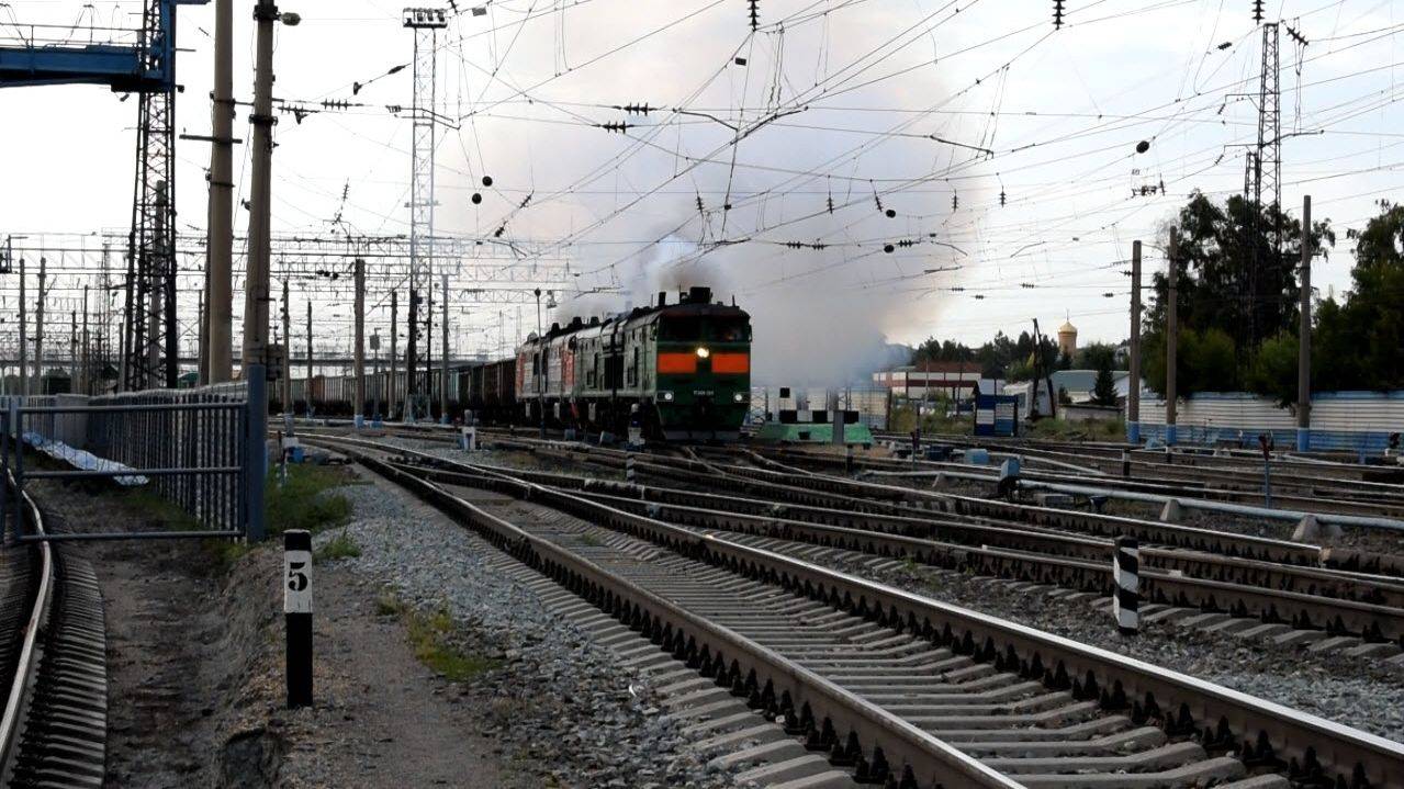 Тепловозы 2ТЭ10М-2618 и 2ТЭ10У-0538. Отправление двойной тяги. Звук 10Д100.