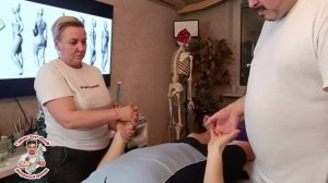 Мануальная правка рук, от плеча до пальцев. Обучение мануальной терапии, ученица отрабатывает приемы