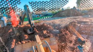 Помогаю экскаватору копать котлован. Вывожу грунт