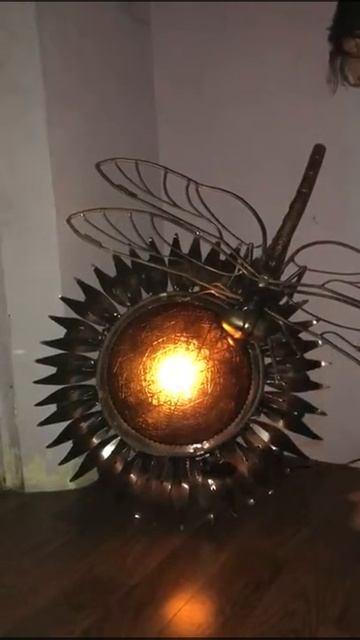 Светильник "Стрекоза отдыхающая на Подсолнухе" (принц? смотреть онлайн