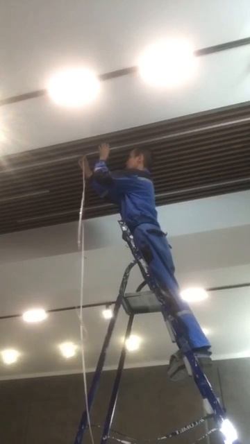 Монтаж подсветки интерьера #освещение #подсветка #эле? смотреть онлайн