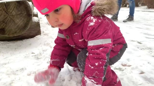 Игра в снежки. Крошкитерешки обкидывают снежками папу. Адвент календарь смотреть онлайн