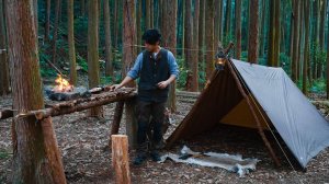 Лагерь для одиноких людей, окруженный теплом костров и деревьев.Пламя, колышущееся на прилавке ручно
