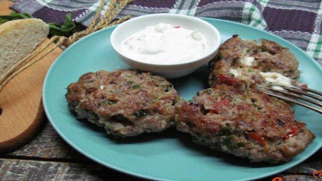 Котлеты из говядины с помидором и кинзой