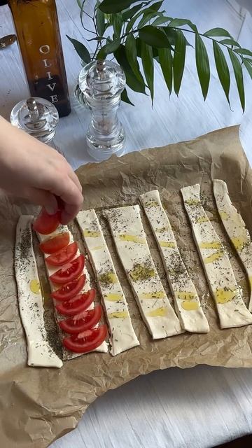 Слоёные закусочные палочки с томатами и оливками 🍅🫒 смотреть онлайн