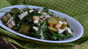 Салат с рукколой, сардинами и нутом