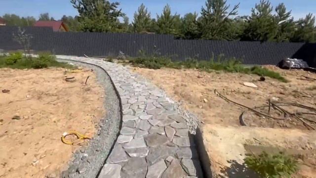 Благоустройство участка - мощение дорожек плитняком