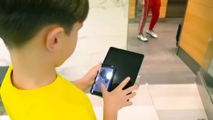 Мистер Макс Макс нашел свой iPad в воде