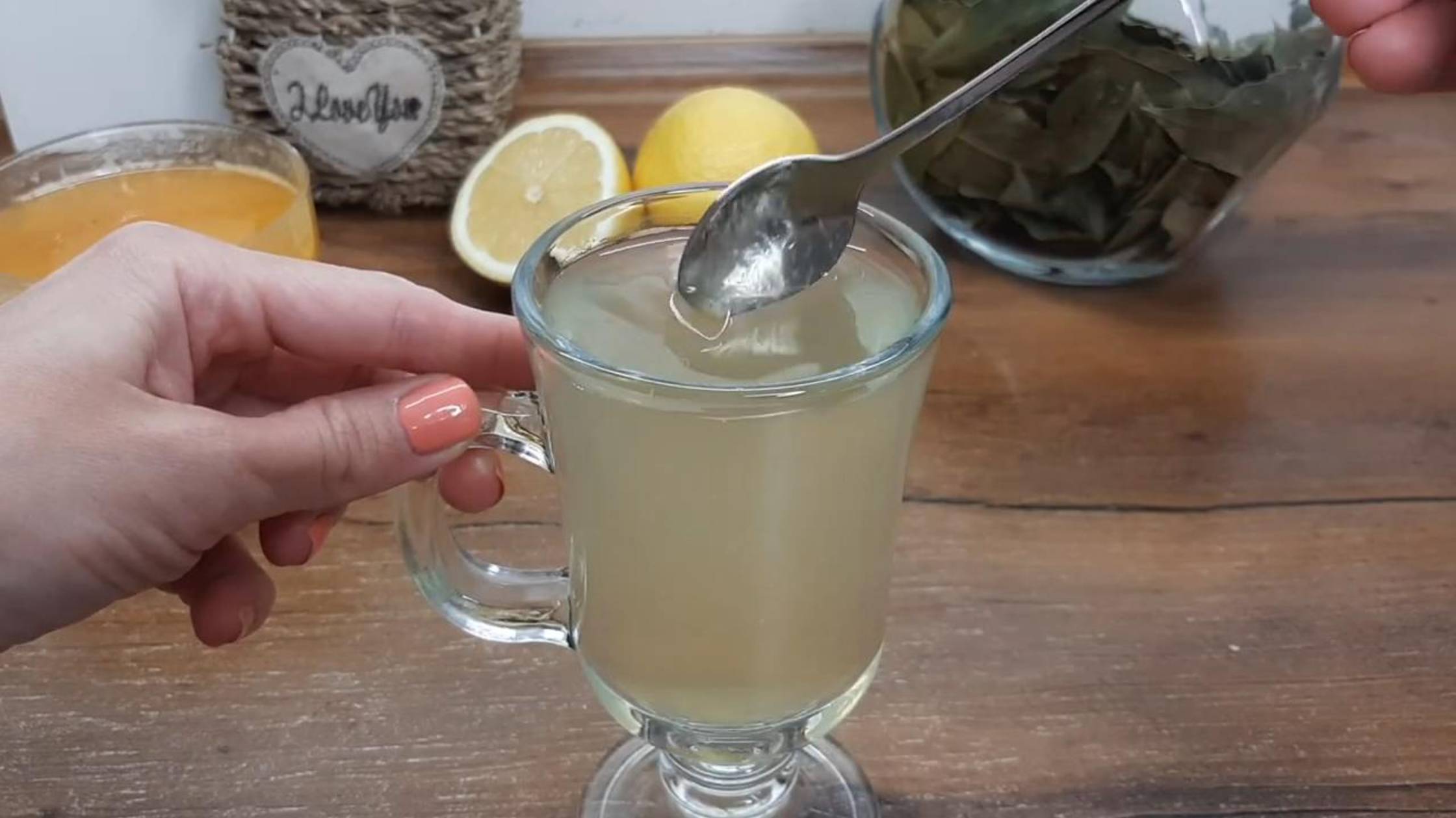 Очистить легкие и прекратить кашель! 2 рецепта чая с лавровым листом и сироп с медом смотреть онлайн