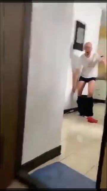 Никогда не роняйте мыло, особенно когда с друзьями в б? смотреть онлайн