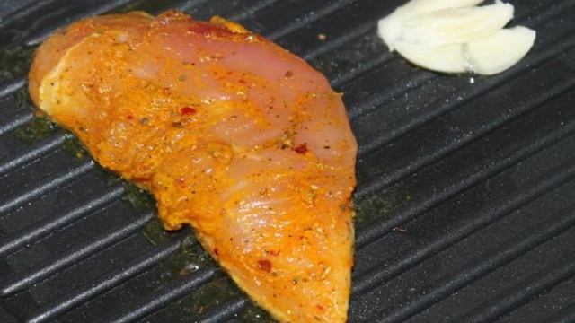 Весенний салат с курицей гриль