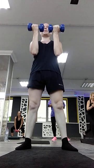 Приседания с гантелями. Сгибание рук на бицепс #fitness #spo смотреть онлайн