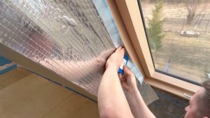 КАК ЗАКРЕПИТЬ ПАРОИЗОЛЯЦИЮ НА МАНСАРДНОМ ОКНЕ?
