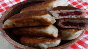 Жареные пирожки с малиной