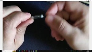 Почему лампочка, в индикаторе напряжения горит, а токо