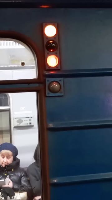 Для чего 4 лампы? #метрополитен #метро смотреть онлайн