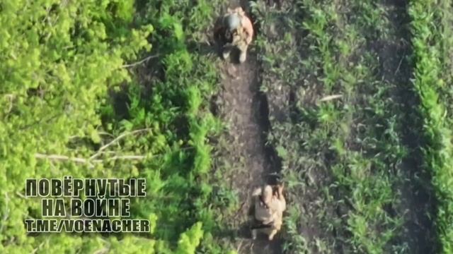 🔴Пленный хохол попытался выхватить автомат у нашего бойца, но  был ︻╦╤─ - - - 🐷🔴