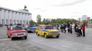 Легендарные советские ретроавтомобили проехали по Москве в юбилейном автопробеге «Круг Победы»