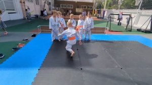 Отрывок разминки группы киокушинкай плюс дзюдо.