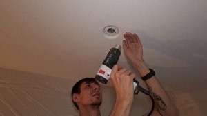 Установка безрамного светильника для натяжных потолк