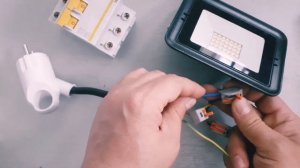 Как подключить LED прожектор с заземлением...