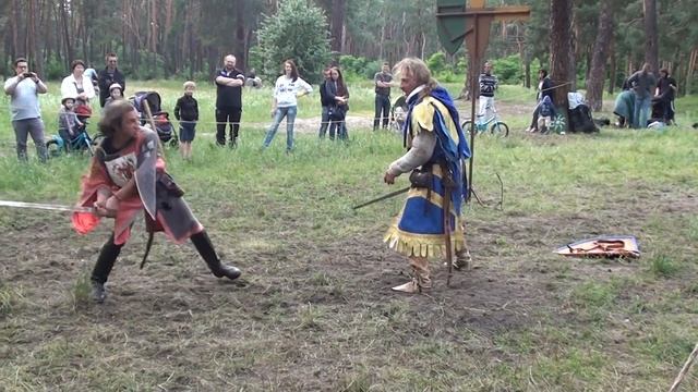 Сражение рыцарей за любимую девушку.