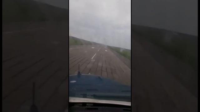 Грубая посадка в дождь! Пожалейте пассажиров! смотреть онлайн