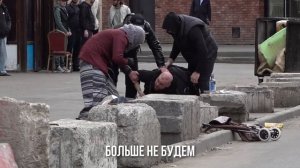 Профессиональный боец ММА переоделся в пожилую бабушку что бы проверить на человечность людей