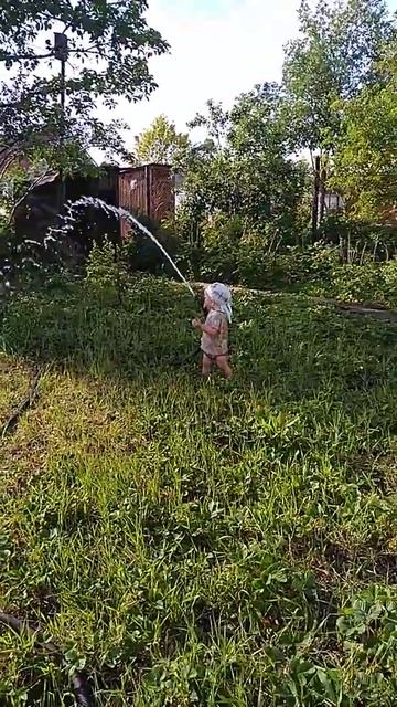 Брат поливает грядки смотреть онлайн