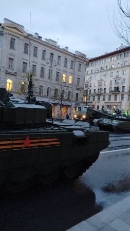Бензовоз прибыл на дозаправку военной техники, на репетиции Парада Победы.
