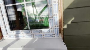 Устанавливаю отлив , откос , наличники на окно первого