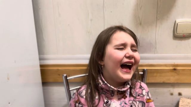 Самопробы. Ребенок плачет на детской площадке