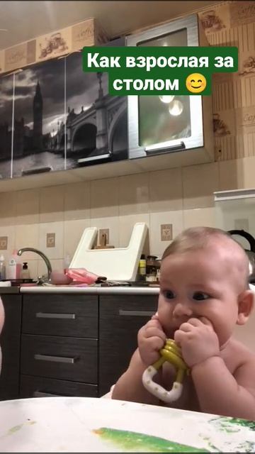 Ест любимый банан🍌❤ смотреть онлайн